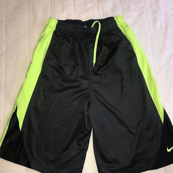 Nike boys athletic shorts size XL

Gently used - Picture 3 of 3
